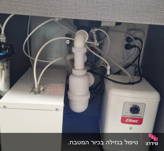 מערכת צנרת מתחת לכיור עם מחמם מים מיידי
